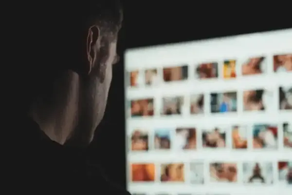 Phần mềm độc hại mới đợi cho đến khi bạn xem phim khiêu dâm, sau đó quay phim bí mật qua webcam